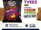 un sachet de chips de tortilla posé sur des cartons