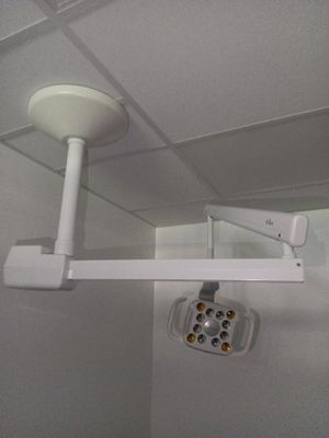 une lampe suspendue au plafond de la salle de bains