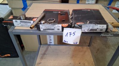 une table sur laquelle sont posés de nombreux appareils électroniques