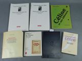plusieurs livres sont posés sur une table les uns à côté des autres
