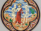 une assiette sur laquelle est représentée une femme et deux hommes