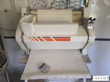 une machine posée sur une table dans une pièce