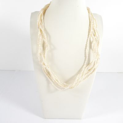 gros plan d'un collier sur un mannequin sur fond blanc