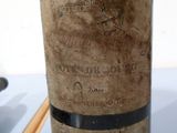une bouteille de vin posée sur une table avec des baguettes