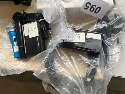 deux microphones et un chargeur posés sur une table
