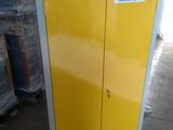 une armoire jaune au milieu d'un entrepôt