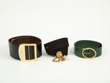 trois ceintures et une ceinture avec une boucle dorée sur fond blanc
