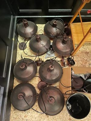 beaucoup de casseroles et de poêles qui traînent par terre
