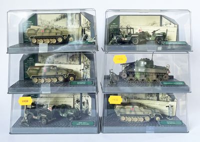 quatre modèles différents de véhicules militaires dans une vitrine
