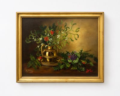 un tableau représentant des fleurs dans un vase doré posé sur une table