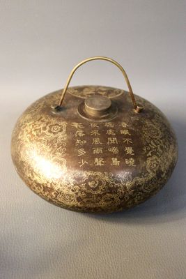 CHINE - XXe siècle. Gourde en métal à décor laqué or de méda…