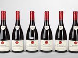 six bouteilles de vin rouge alignées sur une table