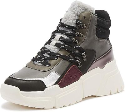 un gros plan sur une paire de baskets sur fond blanc