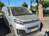 La camionnette est garée sur le parking, à côté d'un arbre.