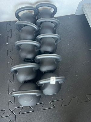 beaucoup de kettlebells par terre dans la salle de sport