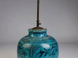 un vase bleu posé sur une table