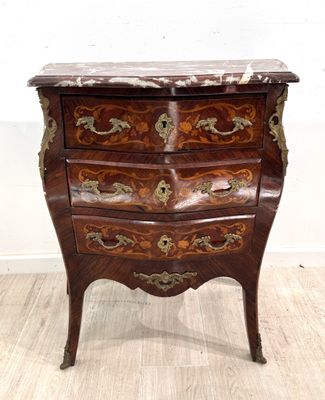 une petite commode en bois avec dessus en marbre