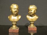 paire de bustes anciens en bronze représentant un garçon et une fille, posés sur des socles en marbre