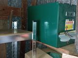 un réfrigérateur vert au milieu d'une pièce, avec des cartons par terre