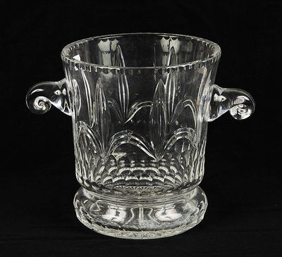 Seau à champagne en cristal taillé.