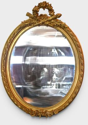 un miroir accroché au mur