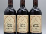 trois bouteilles de vin rouge posées côte à côte sur une table
