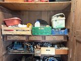 une armoire en bois remplie d'une multitude d'objets divers