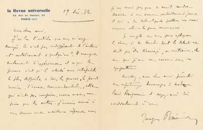 un vieux livre sur lequel est posée une lettre manuscrite, posé sur une table