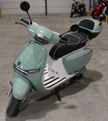 un scooter garé dans un garage