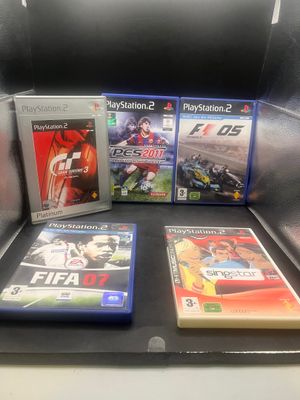 trois jeux vidéo exposés dans une vitrine