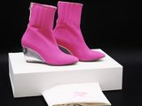 les bottines roses sont posées sur une boîte blanche