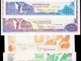 quatre billets différents, de couleurs et de formes variées, sur fond noir
