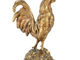 coq en laiton sur socle, sur fond blanc, avec un fond blanc