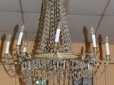un lustre suspendu au plafond d'une pièce