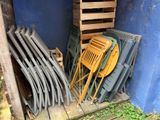 une pile de chaises et une chaise dans un coin d'un bâtiment