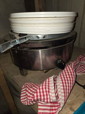 une pile de vaisselle posée sur une cuisinière