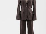 une photo d'un tailleur de femme sur un présentoir pour mannequin