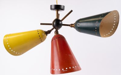 Applique à trois bras de lumières articulées, les abat-jours…