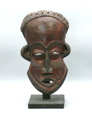 image d'un masque en bois sur un support sur fond blanc