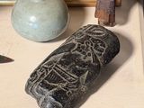 une photo montrant une collection d'objets exposés sur une table