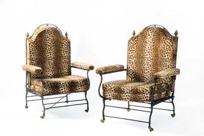 paire de chaises à motif léopard avec des pieds en fer