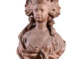 statue d'une femme avec une fleur dans les cheveux, sur fond blanc