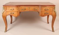 Bureau plat de forme galbée, en bois de placage marqueté en …