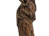 l'image d'une statue représentant une femme tenant un enfant dans ses bras
