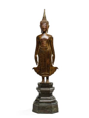 une image représentant une statue d'une personne debout sur un socle