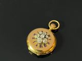 un gros plan d'un cadenas doré sur lequel figure une horloge