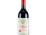 bouteille de vin rouge avec bouchon rouge sur fond blanc