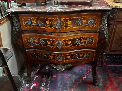 une commode surmontée d'un miroir dans une pièce