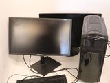 un ordinateur de bureau posé sur une table avec un clavier et une souris