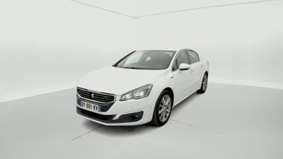 une voiture blanche dans une pièce blanche au sol blanc
